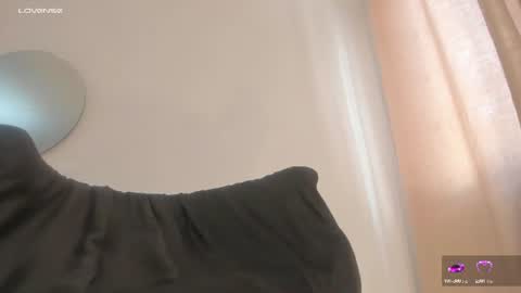 Snapshot of isabelsexysmile_ chatting on 07-22-26, 07:27 Isabel M online show from 07-22-26, 07:27