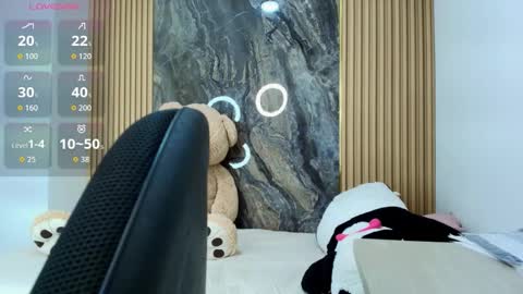 Snapshot of isadora_14 chatting on 02-19-26, 10:22 ISADORA online show from 02-19-26, 10:22