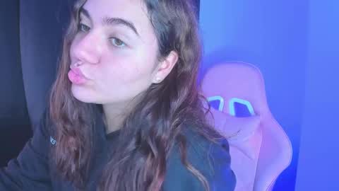 Snapshot of isarhodes_ chatting on 12-21-24, 01:36 Isa online show from 12-21-24, 01:36