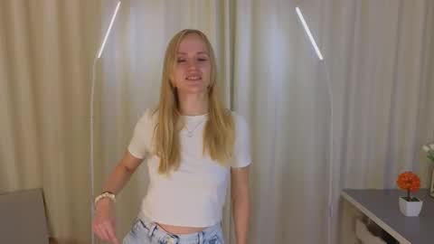 Snapshot of isauraluciano chatting on 11-25-25, 04:12 Olivia online show from 11-25-25, 04:12