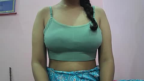 ishika_singh_ online show from 10-17-25, 01:53