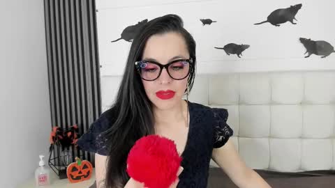 Isis Noir online show from 10-25-25, 07:19