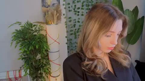 Snapshot of isobelsteinger chatting on 02-05-26, 06:18 Emilia online show from 02-05-26, 06:18