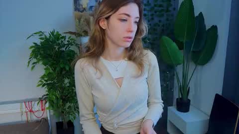 Snapshot of isobelsteinger chatting on 02-10-26, 06:17 Emilia online show from 02-10-26, 06:17