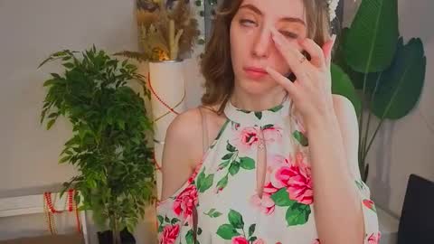 Snapshot of isobelsteinger chatting on 02-14-26, 06:10 Emilia online show from 02-14-26, 06:10