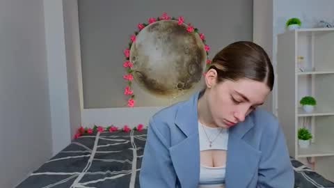 Snapshot of isobelsteinger chatting on 02-15-26, 06:10 Emilia online show from 02-15-26, 06:10