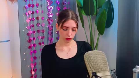 Snapshot of isobelsteinger chatting on 02-20-26, 08:16 Emilia online show from 02-20-26, 08:16