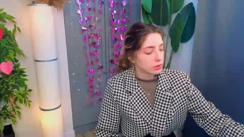 Snapshot of isobelsteinger chatting on 02-21-26, 06:25 Emilia online show from 02-21-26, 06:25