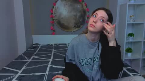 Snapshot of isobelsteinger chatting on 02-25-26, 07:18 Emilia online show from 02-25-26, 07:18