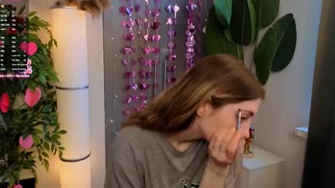 Snapshot of isobelsteinger chatting on 02-27-26, 06:24 Emilia online show from 02-27-26, 06:24