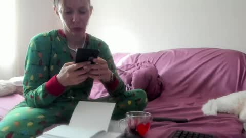 Snapshot of issabelle_69 chatting on 06-05-26, 04:08 Issabelle online show from 06-05-26, 04:08