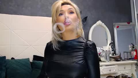 IssaSmyth online show from 09-29-25, 06:18