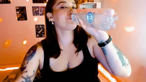 Snapshot of issis_demon chatting on 12-04-24, 02:42 Yiz online show from 12-04-24, 02:42