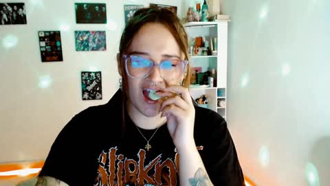 Snapshot of issis_demon chatting on 12-07-24, 02:42 Yiz online show from 12-07-24, 02:42