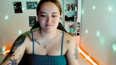 Snapshot of issis_demon chatting on 12-17-24, 04:45 Yiz online show from 12-17-24, 04:45