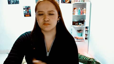 Snapshot of issis_demon chatting on 12-24-24, 01:06 Yiz online show from 12-24-24, 01:06