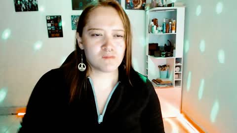 Snapshot of issis_demon chatting on 12-29-24, 05:53 Yiz online show from 12-29-24, 05:53