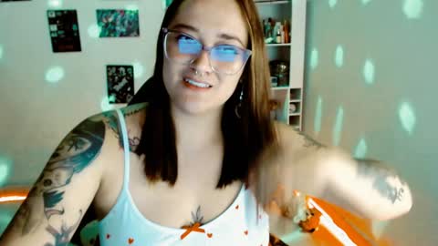 Snapshot of issis_demon chatting on 01-21-25, 05:05 Yiz online show from 01-21-25, 05:05