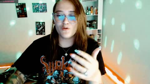 Snapshot of issis_demon chatting on 02-01-25, 04:03 Yiz online show from 02-01-25, 04:03