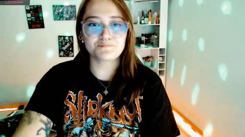 Snapshot of issis_demon chatting on 02-01-25, 07:05 Yiz online show from 02-01-25, 07:05