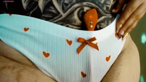 Snapshot of issis_demon chatting on 02-16-25, 07:26 Yiz online show from 02-16-25, 07:26