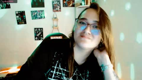 Snapshot of issis_demon chatting on 02-16-25, 10:32 Yiz online show from 02-16-25, 10:32