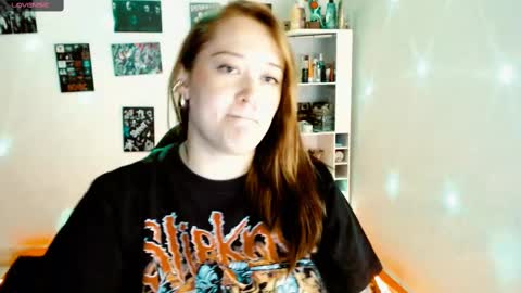 Snapshot of issis_demon chatting on 02-24-25, 03:44 Yiz online show from 02-24-25, 03:44