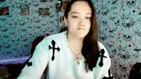 Snapshot of issis_demon chatting on 10-26-25, 09:26 Yiz online show from 10-26-25, 09:26