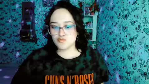 Snapshot of issis_demon chatting on 07-04-26, 04:40 Yiz online show from 07-04-26, 04:40