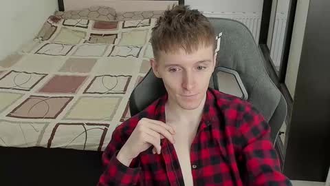 Snapshot of ithan_red chatting on 09-14-25, 05:45 Ethan online show from 09-14-25, 05:45