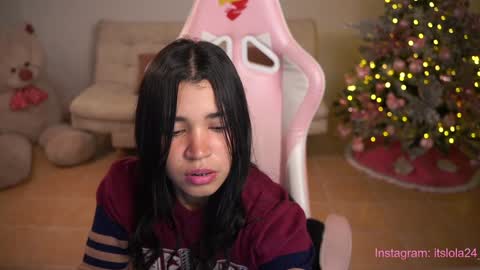 Snapshot of its_lola chatting on 12-14-24, 01:50   online show from 12-14-24, 01:50