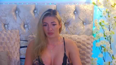 Snapshot of izabellle02 chatting on 06-03-26, 03:20 Izabella online show from 06-03-26, 03:20