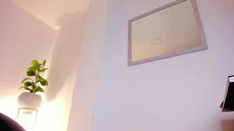 Iza online show from 12-24-24, 02:32