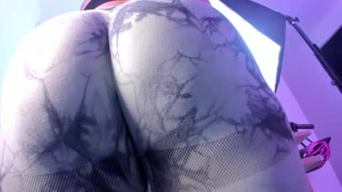 Iza online show from 09-30-25, 02:00