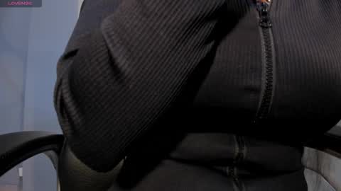 Snapshot of jadeevansx chatting on 12-19-25, 04:03 JADE EVANS online show from 12-19-25, 04:03