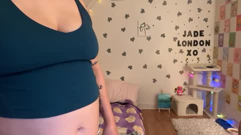 Snapshot of jadelondonxo chatting on 03-11-25, 01:48 Jade online show from 03-11-25, 01:48