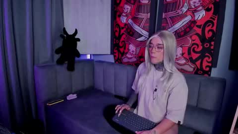 Snapshot of jadeykhada chatting on 10-17-25, 12:14 Jade Khada online show from 10-17-25, 12:14