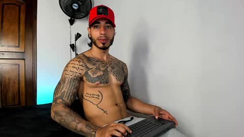 Snapshot of jakee_brown chatting on 01-17-25, 12:20 Santiago online show from 01-17-25, 12:20