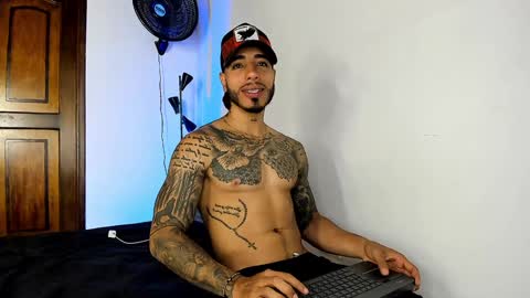 Snapshot of jakee_brown chatting on 01-28-25, 06:28 Santiago online show from 01-28-25, 06:28