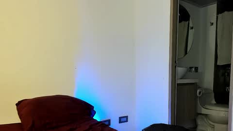 Snapshot of jakee_brown chatting on 02-05-25, 07:18 Santiago online show from 02-05-25, 07:18