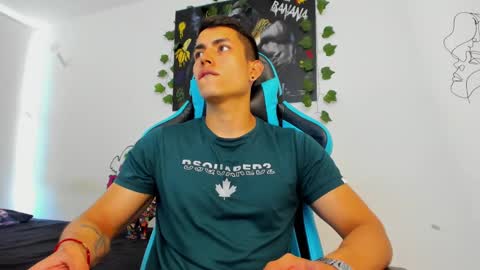 Jamess hott online show from 12-20-24, 01:43