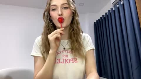 Janie online show from 04-22-26, 01:01