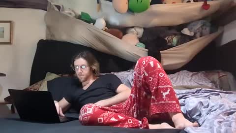 Snapshot of jarethgray chatting on 12-25-24, 11:10 Jareth online show from 12-25-24, 11:10