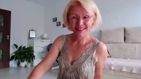 Snapshot of jasmin18v chatting on 07-04-26, 01:17 Jasmin room for people 40 online show from 07-04-26, 01:17