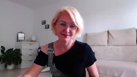 Snapshot of jasmin18v chatting on 07-14-26, 01:17 Jasmin room for people 40 online show from 07-14-26, 01:17
