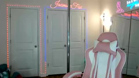 Snapshot of jazminefox chatting on 05-13-26, 03:53 Jazmine Fox online show from 05-13-26, 03:53