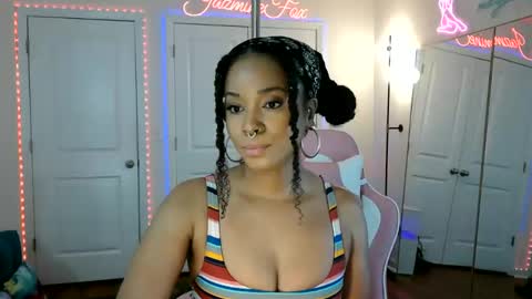 Snapshot of jazminefox chatting on 05-18-26, 04:46 Jazmine Fox online show from 05-18-26, 04:46