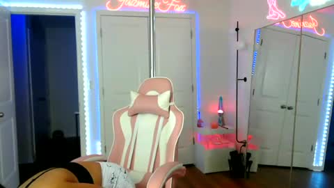 Snapshot of jazminefox chatting on 06-26-26, 08:57 Jazmine Fox online show from 06-26-26, 08:57