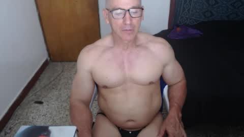 Snapshot of jefmuscletw chatting on 05-05-26, 02:52 brayam online show from 05-05-26, 02:52