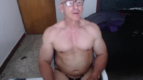 Snapshot of jefmuscletw chatting on 05-19-26, 01:56 brayam online show from 05-19-26, 01:56